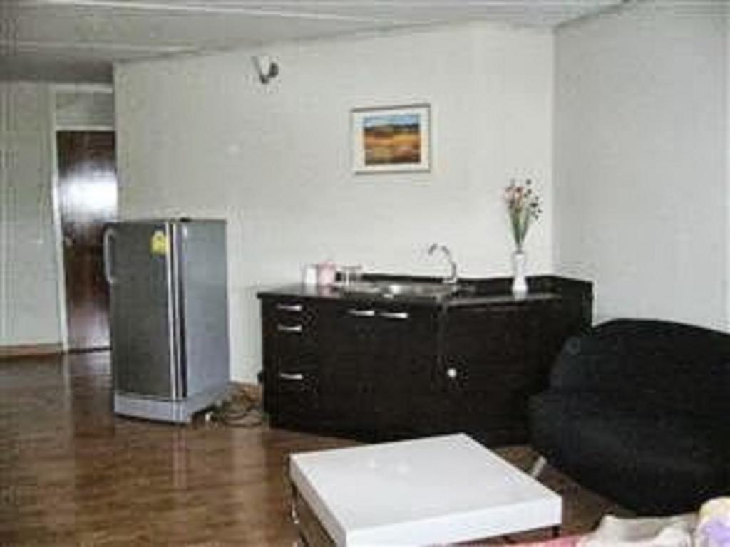 Impact Muang Thong Thani Service Condominium Бангкок Экстерьер фото